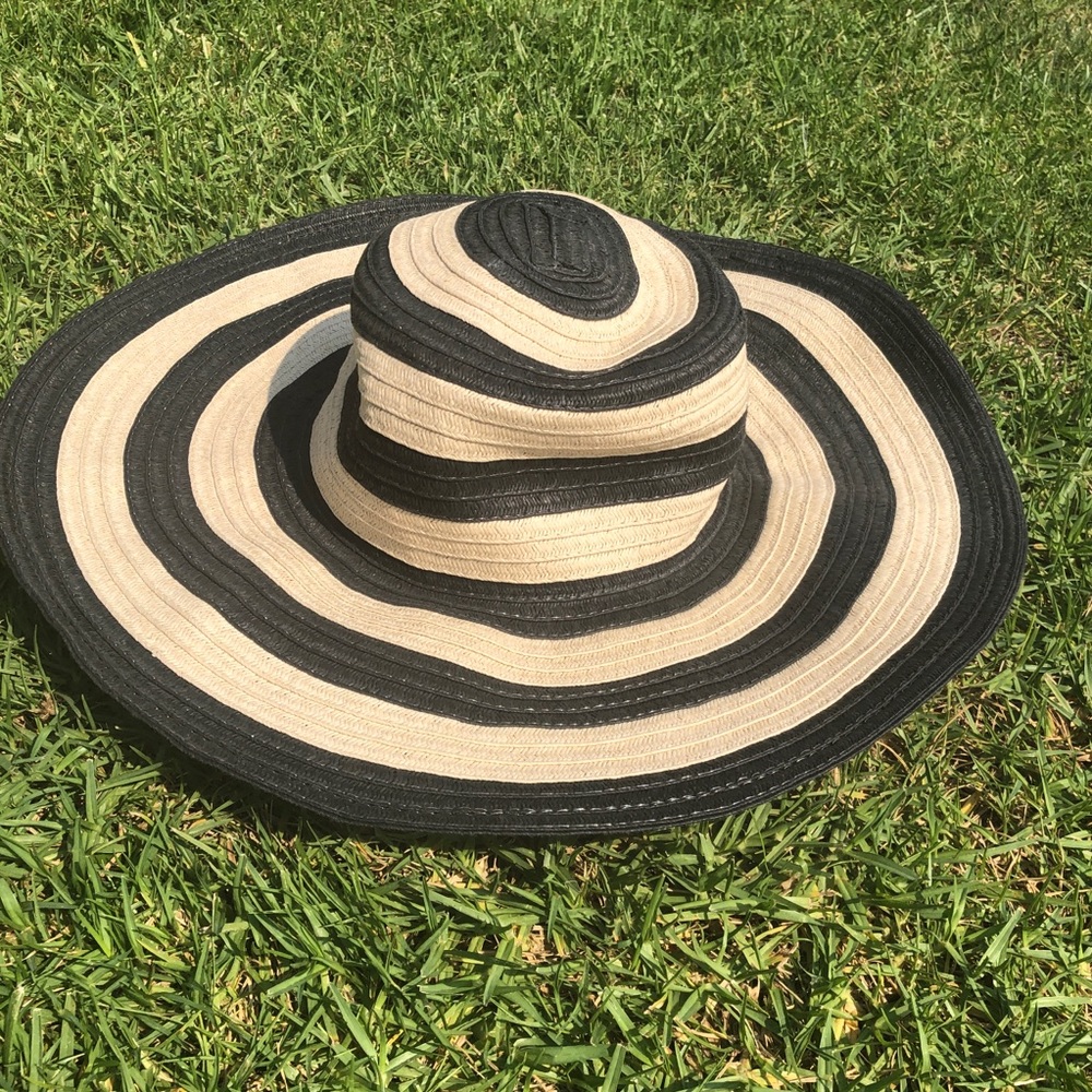 Four Buttons Black and Natural Large Rim Hat